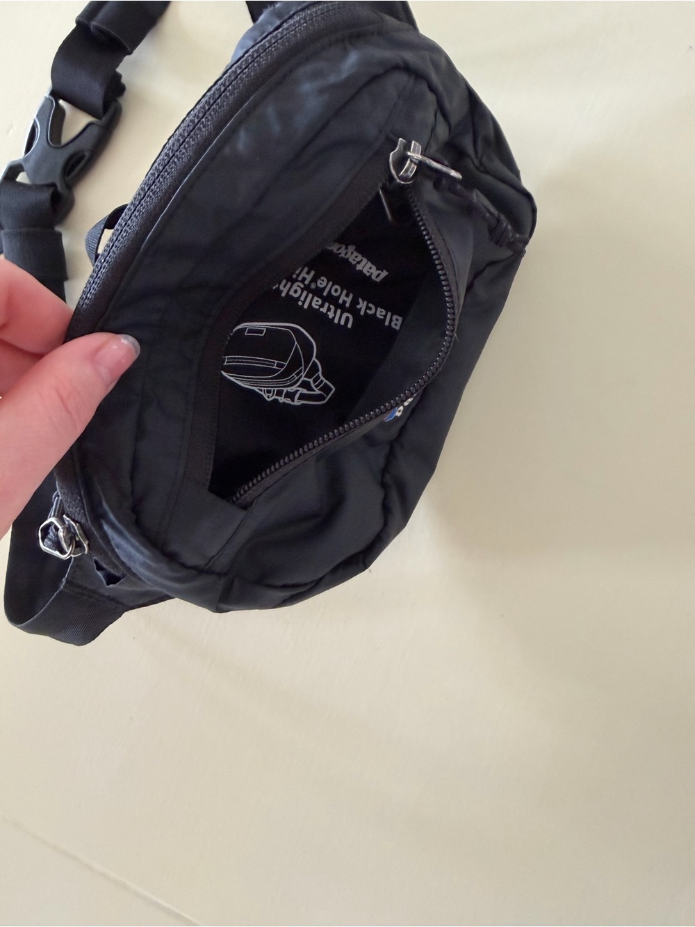 Patagonia Black Lightweight Travel Hip Pack / 100% Nylon Crossbody Belt Bag - Picture 4 of 5